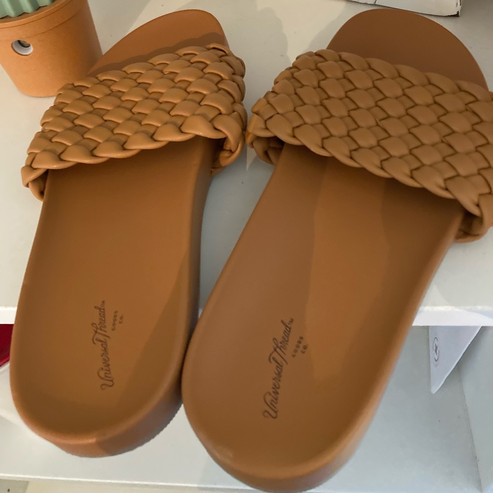 Universal thread sandals